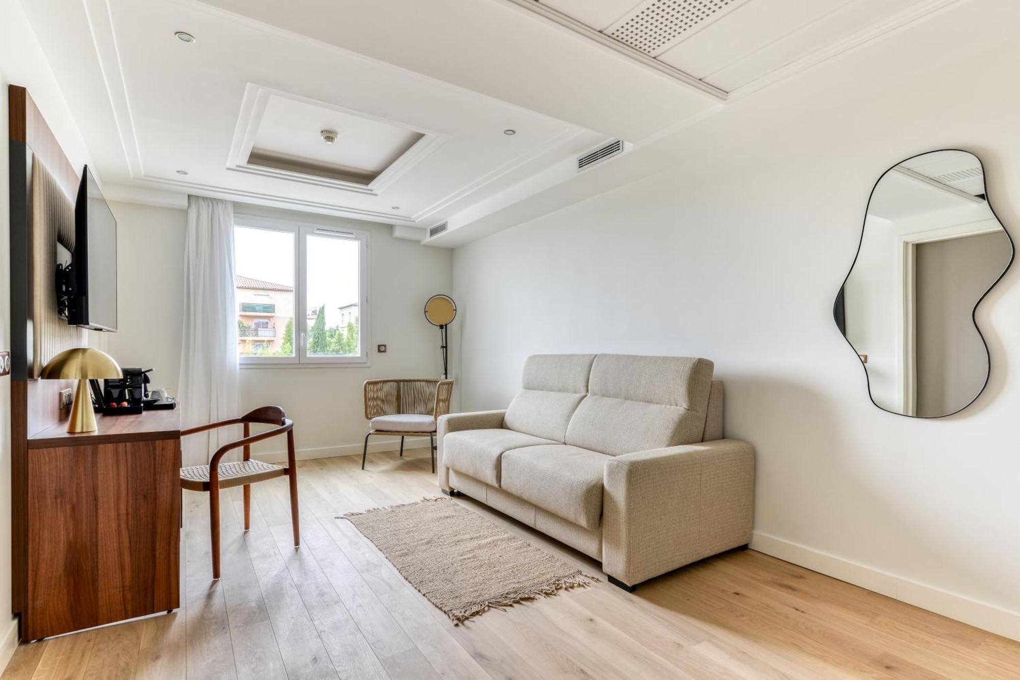 Zenitude Hotel La Valadiere, Ascend Hotel Collection Жувиняк Екстериор снимка