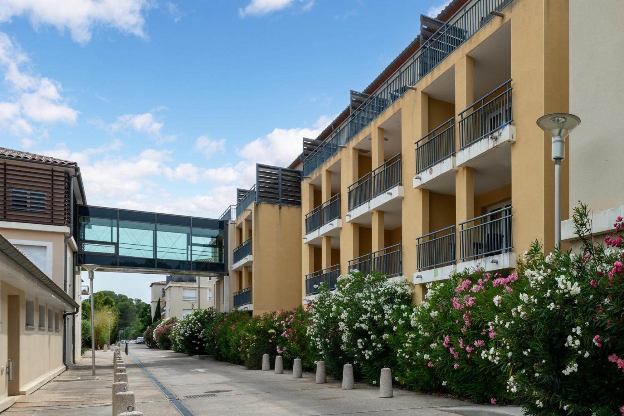 Zenitude Hotel La Valadiere, Ascend Hotel Collection Жувиняк Екстериор снимка