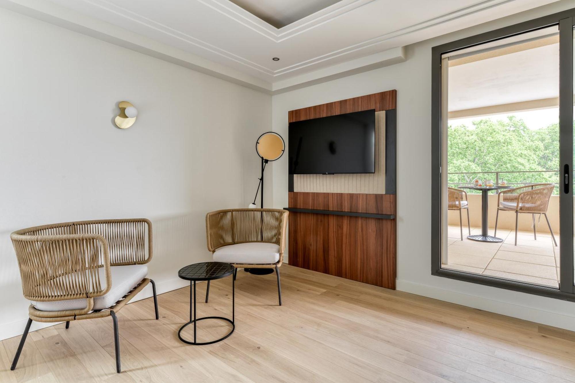 Zenitude Hotel La Valadiere, Ascend Hotel Collection Жувиняк Екстериор снимка