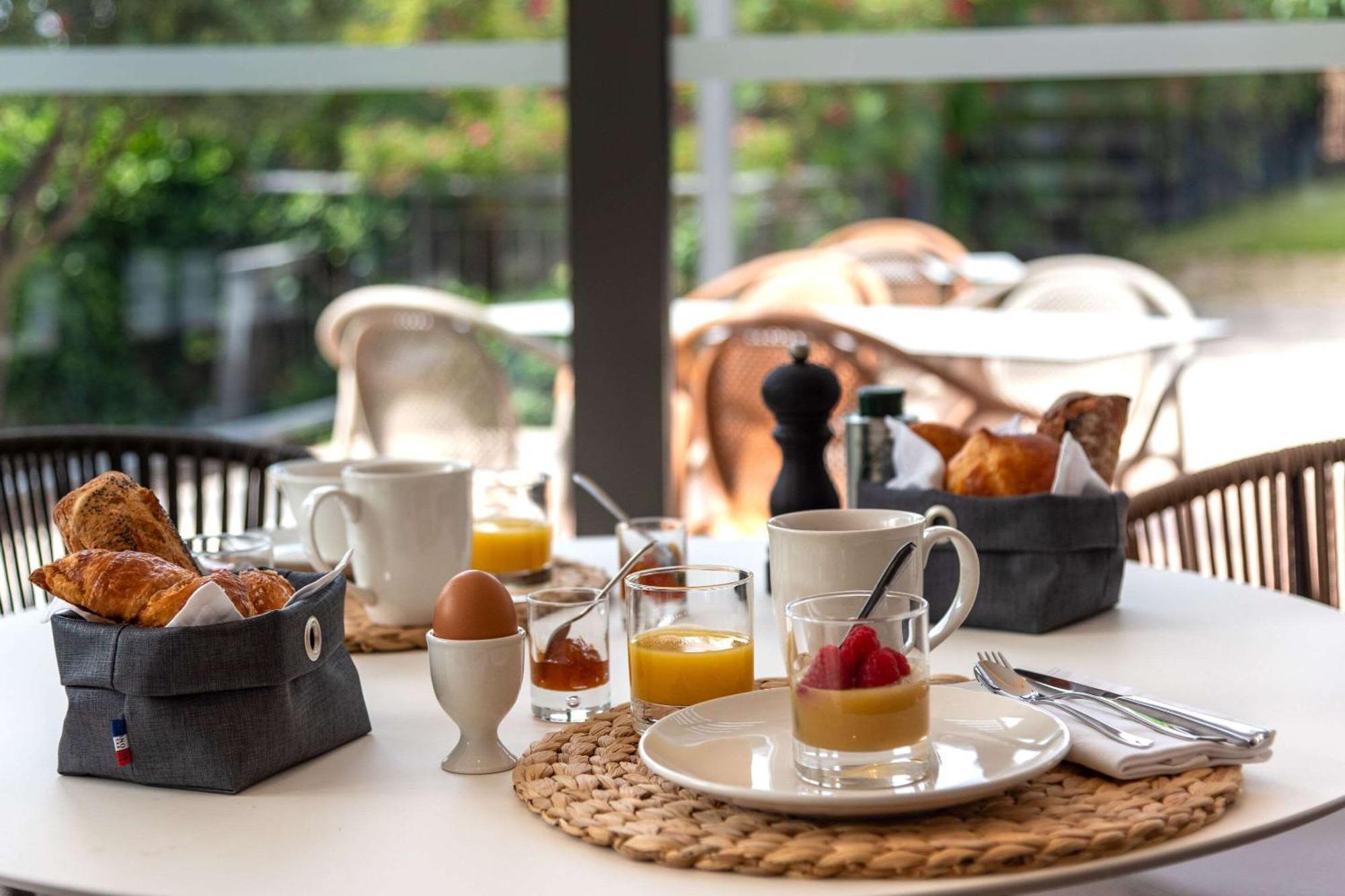 Zenitude Hotel La Valadiere, Ascend Hotel Collection Жувиняк Екстериор снимка
