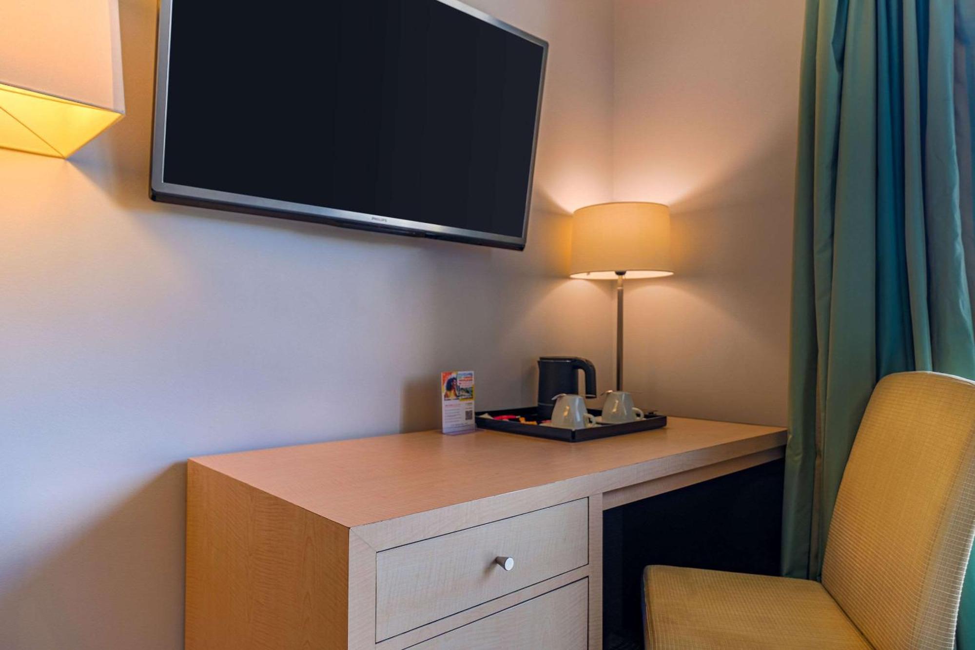 Zenitude Hotel La Valadiere, Ascend Hotel Collection Жувиняк Екстериор снимка